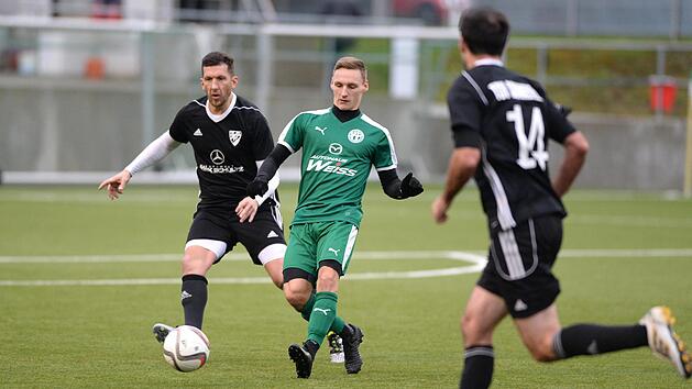 Hannes Greef (Mitte) verletzte sich am vergangenen Spieltag und musste operiert werden. Er wird dem TSV Neudrossenfeld längere Zeit nicht zur Verfügung stehen.  Foto: Peter Mularczyk/Archiv