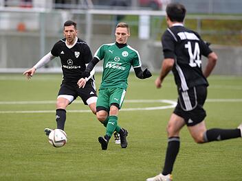Hannes Greef (Mitte) verletzte sich am vergangenen Spieltag und musste operiert werden. Er wird dem TSV Neudrossenfeld längere Zeit nicht zur Verfügung stehen.  Foto: Peter Mularczyk/Archiv