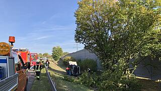 Auf der A70 bei Stadelhofen: Transporter  durchbricht Leitplanke &ndash; zwei Verletzte