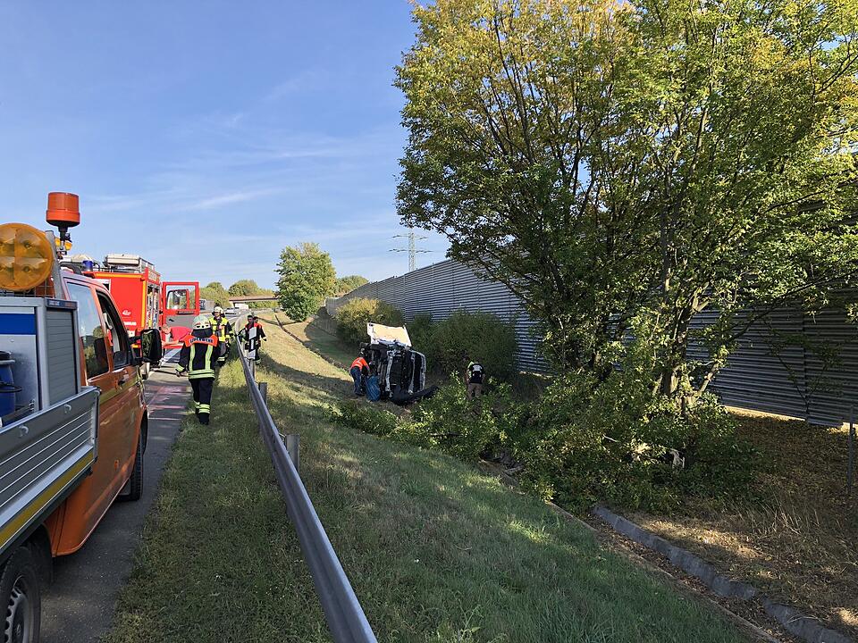 Auf der A70 bei Stadelhofen: Transporter  durchbricht Leitplanke – zwei Verletzte