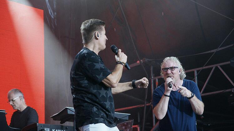 Hartmut Engler (links) sang auch mit Cherry Gehrung einige Songs.Steffen Standke