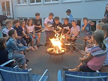 An langen Spießen hielten die Burghaiger Kinder ihr Stockbrot über eine Feuerschale. Foto: Stephanie Rohde