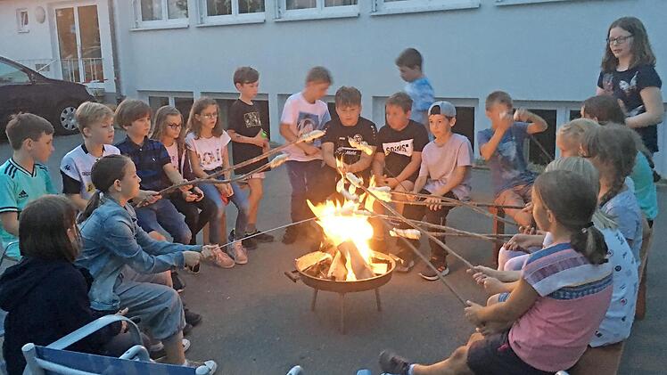 An langen Spießen hielten die Burghaiger Kinder ihr Stockbrot über eine Feuerschale. Foto: Stephanie Rohde