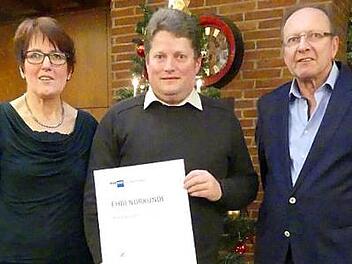 Monika und Herbert Friedrich gratulierten Bernd Hassold (Mitte) für 25-jährige Betriebszugehörigkeit.  Foto: Dieter Hübner