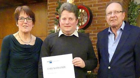 Monika und Herbert Friedrich gratulierten Bernd Hassold (Mitte) für 25-jährige Betriebszugehörigkeit.  Foto: Dieter Hübner