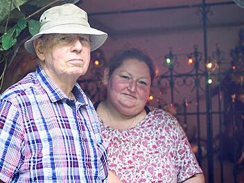Rudolf "Rudi" Höring und seine Tochter Anabel erzählen die Geschichte der sieben britischen Soldaten, die im Januar 1944 über Steinberg abgeschossen wurden. Zur Erinnerung erbaute er eine Kapelle. Foto: Bastian Sünkel