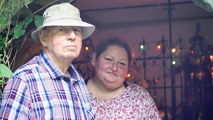 Rudolf "Rudi" Höring und seine Tochter Anabel erzählen die Geschichte der sieben britischen Soldaten, die im Januar 1944 über Steinberg abgeschossen wurden. Zur Erinnerung erbaute er eine Kapelle. Foto: Bastian Sünkel