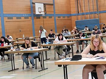 Im Juli brüteten noch die Schüler des M-Zuges der Spix-Mittelschule im Corona-Abstand in der Höchstadter Aischtalhalle, am 11. September kommen die Kreisräte.  Foto: Johanna Blum