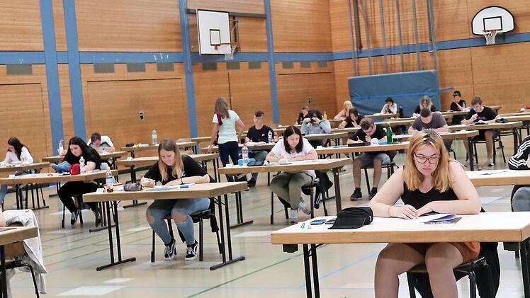 Im Juli brüteten noch die Schüler des M-Zuges der Spix-Mittelschule im Corona-Abstand in der Höchstadter Aischtalhalle, am 11. September kommen die Kreisräte.  Foto: Johanna Blum