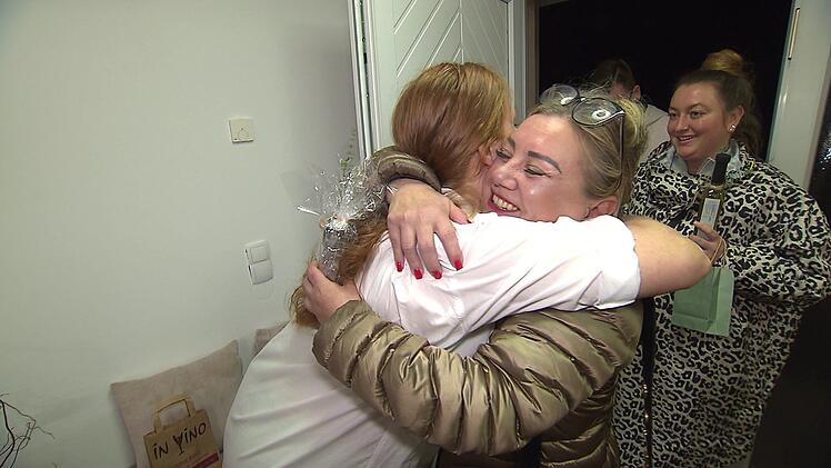 Sassi (r.) und Bea freuen sich auf das Dinner bei Anna