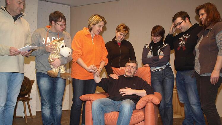 Noch wird geprobt für das Theaterstück "Graf Lobster gibt sich die Ehre" des TSV Oerlenbach (von links) Regisseur Andreas Schmitt sowie die Darsteller Jonas Kiesel, Conny Seitz, Yvonne Kleinhenz, Gabi Heinrich, Markus Lutz, Anja Mützel und im Sessel Matthias Besler. Foto: Stefan Geiger