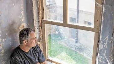 Ralf Wirth genießt den Blick von der Kemenate in den Schlosshof. Das können die Bürger künftig auch.