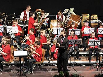 Dirigent Wojciech Grabietz mit den Juniororchestern I und II des Musikvereins Kirchehrenbach Foto: fra-press