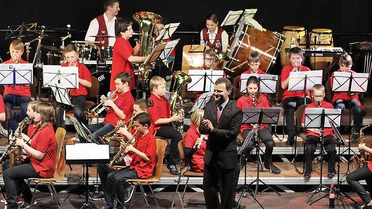 Dirigent Wojciech Grabietz mit den Juniororchestern I und II des Musikvereins Kirchehrenbach Foto: fra-press