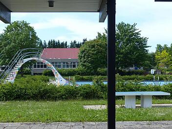 Verlassen liegt das Hofheimer Freibad derzeit da. Es ist geschlossen. Mit der Komplett-Erneuerung entsteht ein Kombi-Bad, in das das Hallenbad des Landkreises (das Gebäude im Hintergrund) einbezogen wird. Das Konzept für die angestrebte Lösung steht. Foto: Klaus Schmitt