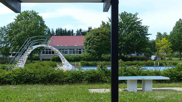 Verlassen liegt das Hofheimer Freibad derzeit da. Es ist geschlossen. Mit der Komplett-Erneuerung entsteht ein Kombi-Bad, in das das Hallenbad des Landkreises (das Gebäude im Hintergrund) einbezogen wird. Das Konzept für die angestrebte Lösung steht. Foto: Klaus Schmitt