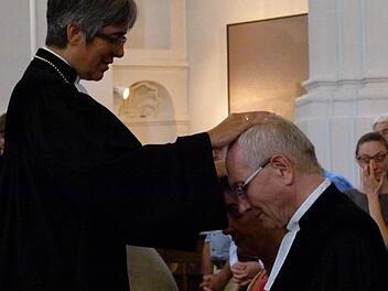 Regionalbischöfin Dorothea Greiner legte Otfried und Bettina Sperl beim Segensgebet die Hand auf. Foto: Marion Krüger-Hundrup