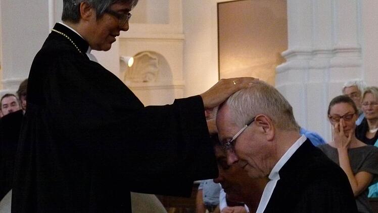 Regionalbischöfin Dorothea Greiner legte Otfried und Bettina Sperl beim Segensgebet die Hand auf. Foto: Marion Krüger-Hundrup