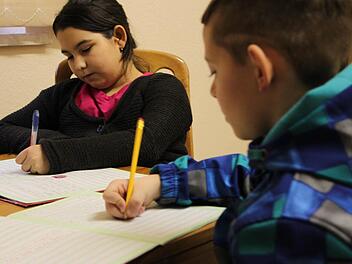 Lernen für eine Zukunft in Deutschland: Kristina Navlovic (10) aus Serbien und Dani Denaj (9) aus dem Kosovo besuchen die zweite Klasse der Grundschule in Schondra. Foto: Ulrike Müller