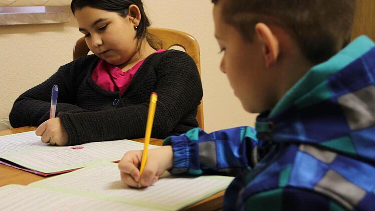 Lernen für eine Zukunft in Deutschland: Kristina Navlovic (10) aus Serbien und Dani Denaj (9) aus dem Kosovo besuchen die zweite Klasse der Grundschule in Schondra. Foto: Ulrike Müller