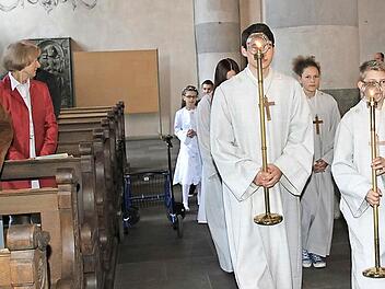 An kirchlichen Festtagen ist es normalerweise kein Problem, ausreichend Ministranten zu haben. Doch unter der Woche fehlen die Messdiener, weil die Jugendlichen oft ganztägig in der Schule sind. Foto: H. Beudert