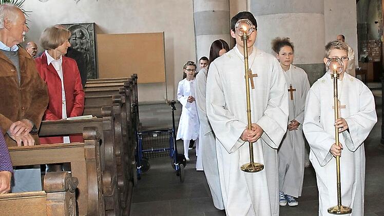 An kirchlichen Festtagen ist es normalerweise kein Problem, ausreichend Ministranten zu haben. Doch unter der Woche fehlen die Messdiener, weil die Jugendlichen oft ganztägig in der Schule sind. Foto: H. Beudert