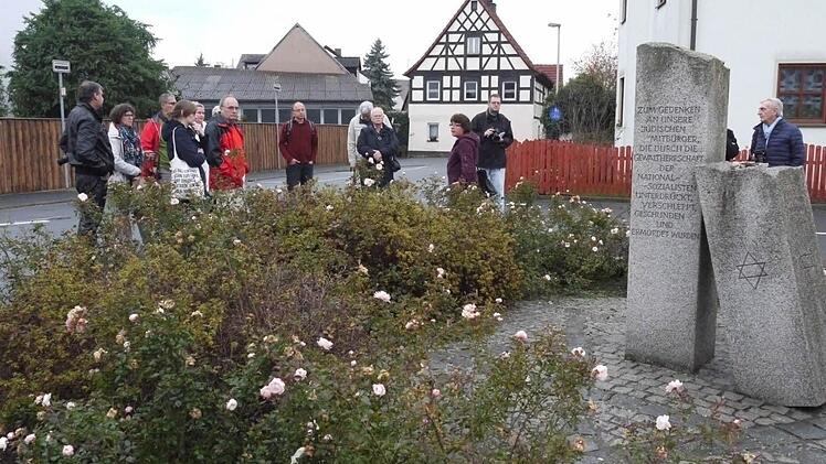 Die Besuchergruppe beim Synagogendenkmal
