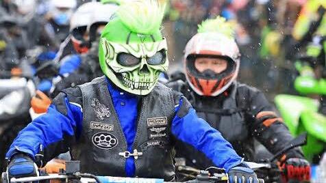 So grimmig wie diese giftgrüne Totenkopfmaske schauten die Biker am Sonntag trotz des schlechten Wetters nicht drein.