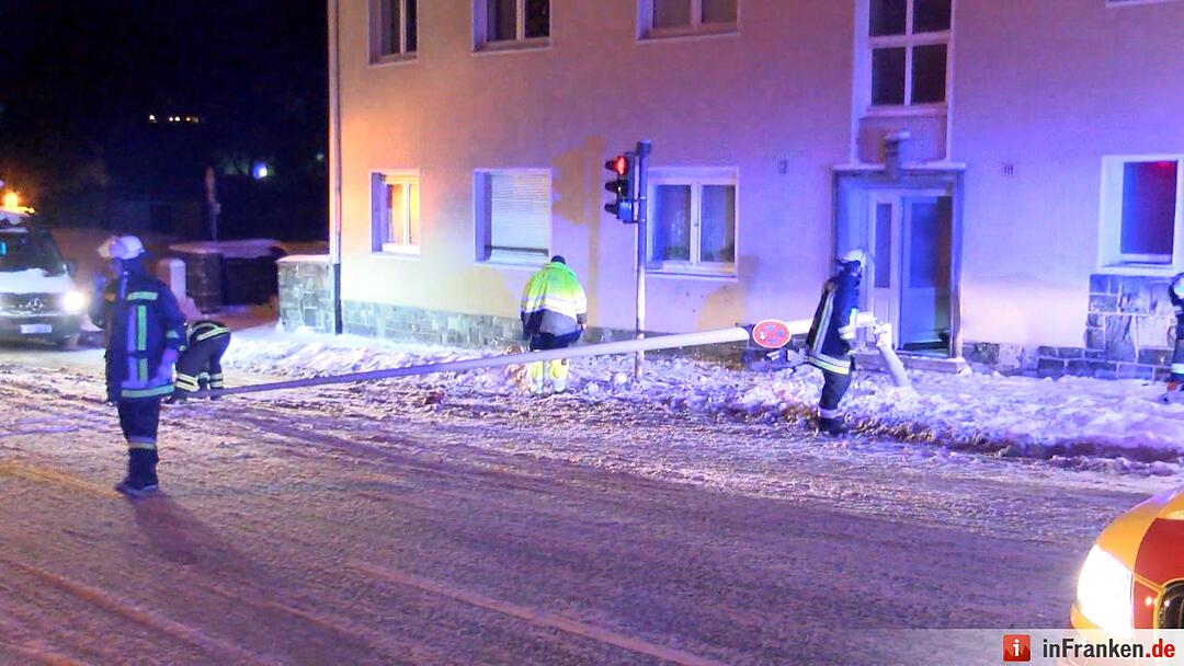 Winterliche Straßenverhältnisse sorgen für geborstene Fensterscheiben - Brummifahrer rutscht in Laterne - Straßenbeleuchtung kracht in Mehrfamilienhaus