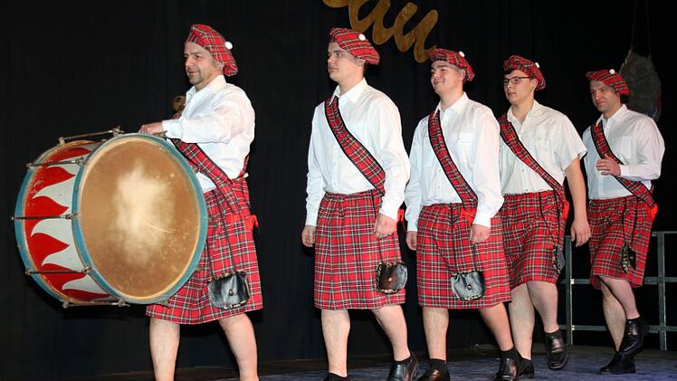 Schottisch kam zunächst der Männertanz des Karnevalvereins Oelze daher. Foto: Bettina Knauth