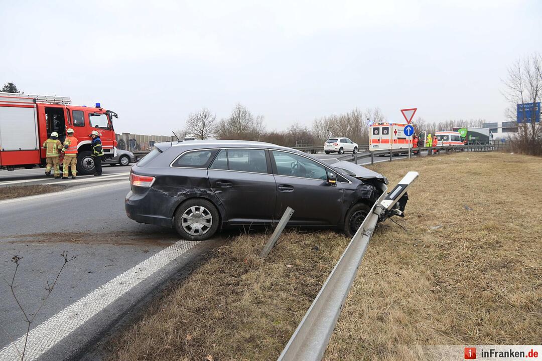 Auto kracht  auf der A73 am Bamberger Kreuz in Baustellenanhänger und Leitplanke