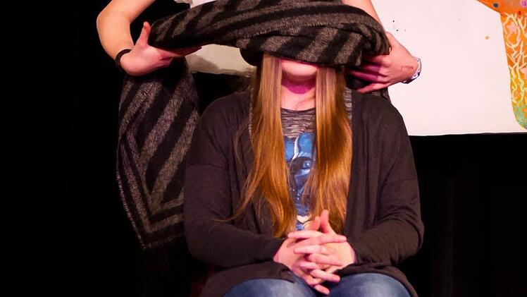 xperiment während der Gruppenstunde: Frau Dr. Nodani (Pauline Behnke) verbindet Laura (Xenia-Laura Miener) kurz die Augen.  Foto: Jule Müller