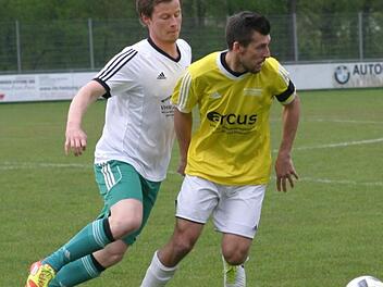Der Eberner Angriffsführer Simon Fischer (links) versucht, dem Ebensfelder Kapitän Popp den Ball abzujagen.