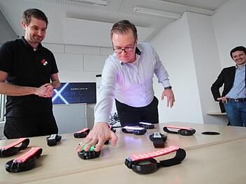 Fang das Licht! - Geschäftsführer und Software-Experte Achim Schmidt (Mitte) macht vor, wie eine der spielerischen Aufgaben aussehen könnte, mit denen das Forchheimer Start-up Exerlights Health älteren Pflegebedürftigen helfen will. Sein Kollege Stefan Deuerling (links) leitet diese Spielrunde. Wirtschaftsförderer Viktor Naumann hält das gemeinschaftliche Projekt für ein gutes Beispiel für die wirtschaftliche Zukunft Forchheims.  Foto: Ronald Heck