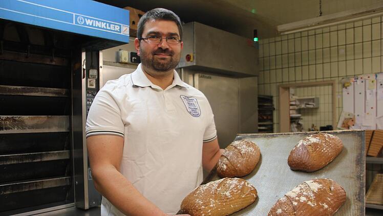 Carsten Löffler  in der Backstube mit seinen frischen BrotenVeronika Schadeck