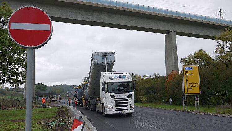 Die Bauarbeiten f&uuml;r die Fahrbahnsanierung laufen auf Hochtouren.- Foto: Berthold K&ouml;hler
