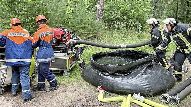 Faltbare Wasserbeh&auml;lter dienten als Puffer bei der Brandbek&auml;mpfung.