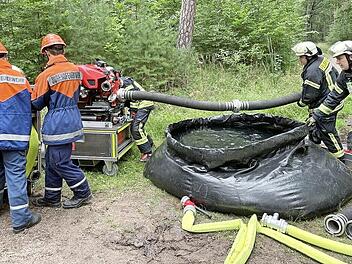 Faltbare Wasserbehälter dienten als Puffer bei der Brandbekämpfung.