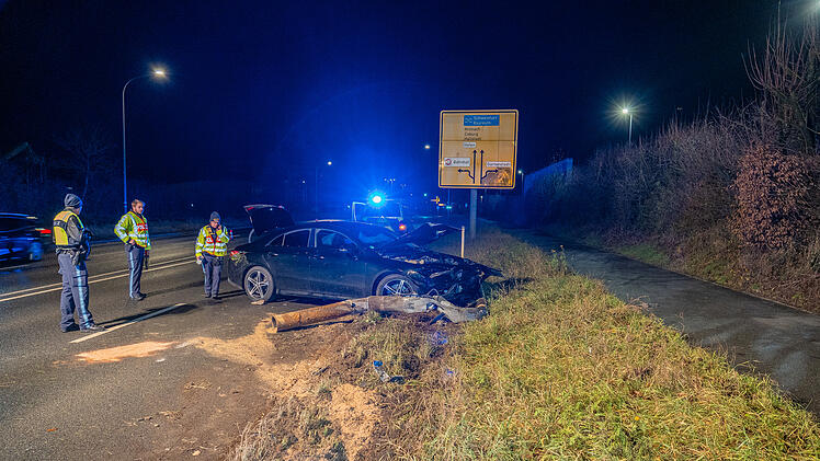 Unfall unter Alkoholeinfluss: Kollision mit Laternenmast