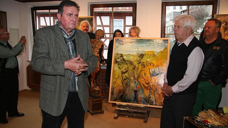 Bei der Vernissage bei Goldmüller suchte Künstler Horst Böhm das Gespräch mit Interessierten und erklärte gerne seine Bilder.