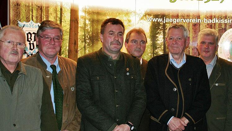 Dr. Peter Gleißner (2. v. l.) ehrte Georg Fleischer, Robert Conrad, Alfons Hümpfer, Hubert Vieth und Harald Wedler.