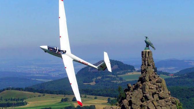 Der Segelflug auf der Wasserkuppe besteht seit 1911. Heute zieht er Segelflug jährlich Hunderttausende Menschen an. Foto: Biosphärenreservat Rhön