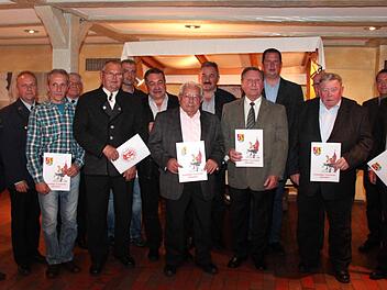 Vorne von links: Kommandant Jürgen Hörrlein, Zweiter Kommandant Rainer Hubert, Roland Ulbrich, Andreas Maier, Lorenz Feiler, Georg Strickroth, Günther Wagner, Wilhelm Willert, hinten von links Vorsitzender Hans Mönius, Martin Kalb, Georg Nagengast, Kurt Schweikert, Günter Münch, Uwe Pöschl (etwas verdeckt) und Bürgermeister Karsten Fischkal Foto: Johanna Blum
