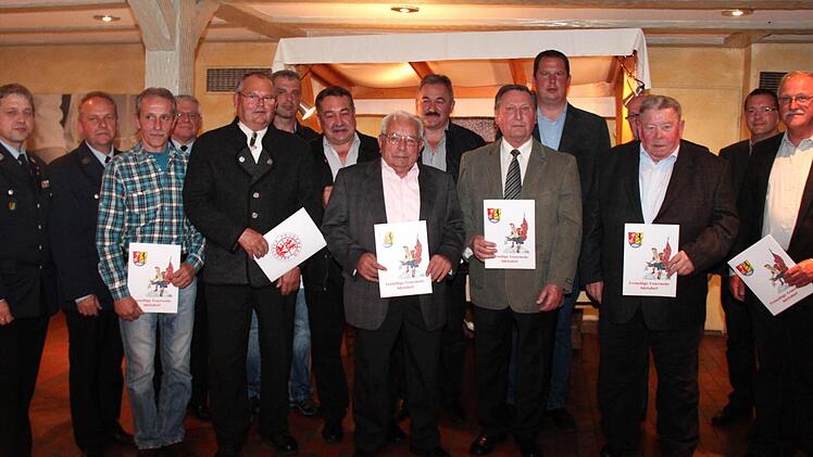 Vorne von links: Kommandant Jürgen Hörrlein, Zweiter Kommandant Rainer Hubert, Roland Ulbrich, Andreas Maier, Lorenz Feiler, Georg Strickroth, Günther Wagner, Wilhelm Willert, hinten von links Vorsitzender Hans Mönius, Martin Kalb, Georg Nagengast, Kurt Schweikert, Günter Münch, Uwe Pöschl (etwas verdeckt) und Bürgermeister Karsten Fischkal Foto: Johanna Blum