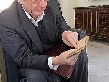 Professor Bernd Wunder aus Konstanz blättert in Banz im Tagebuch seines Vaters Gerd Wunder; darin befinden sich Einträge aus Kloster Banz und Staffelstein vom April 1945.