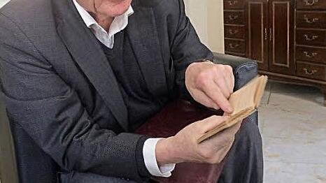 Professor Bernd Wunder aus Konstanz blättert in Banz im Tagebuch seines Vaters Gerd Wunder; darin befinden sich Einträge aus Kloster Banz und Staffelstein vom April 1945.