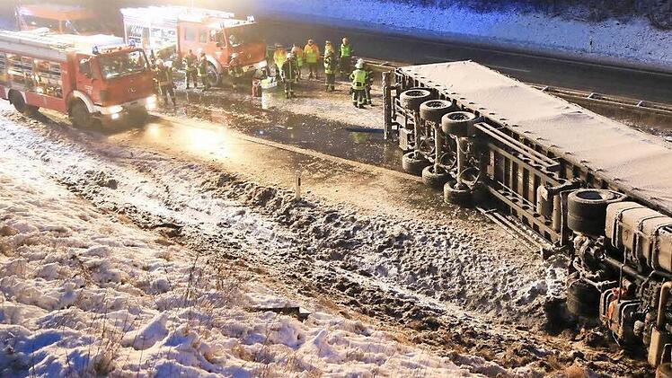 Bei Hirschaid kippte auf der A 73 ein Sattelschlepper um und blieb quer über die ganze Fahrbahn Richtung Bamberg liegen. Die Autobahn war sechs Stunden lang gesperrt. Foto: Ferdinand Merzbach, News5