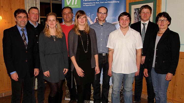 Geprüfte Landwirte oder staatliche geprüfte Wirtschafter dürfen sie sich nun nennen (vordere Reihe von links) mit Landwirtschaftsdirektor Herbert Lang, Michaela Mantel, Silke Schwarz, Peter Steinheuer und Zweite Vorsitzende Imelda Hetterich; ferner (hinten von links) Harald Schäfer, Rainer Stephan Vorsitzender des Prüfungsausschusses, Felix Hornung und Vorsitzender Steffen Beiersdorfer.