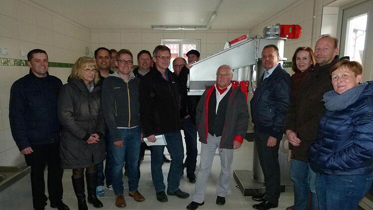 Keltermeister Thomas Ender (mit Plan in der Hand) führte den Gemeinderat durch das fast nagelneue Kelterhaus. Foto: Lothar Weidner