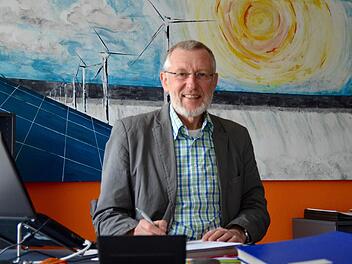 Bürgermeister Waldemar Bug an seinem Schreibtisch.  Foto: Kathrin Kupka-Hahn